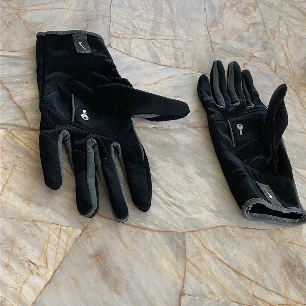 Nike‎ Black and Gray Sports Gloves